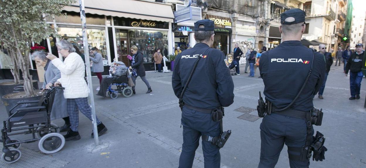 Dos agentes de la Policía Nacional en una calle de Valencia. damián torres