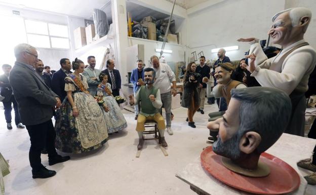 Las falleras mayores contemplan la escena de Almirante Cadarso, en el taller de Manolo Algarra.