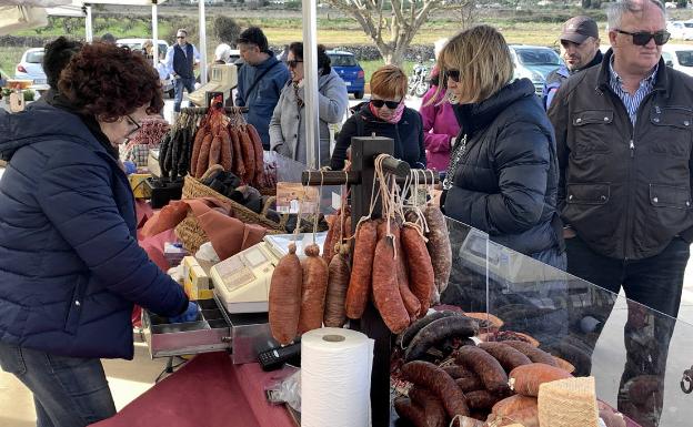 Imagen principal - Feria del Embutido y el Producto Tradicional de la Vall de Pop. 