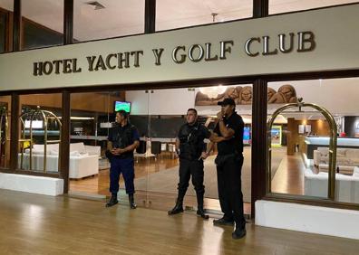 Imagen secundaria 1 - La Policía en la habitación de Ronaldihnho // Presencia policial en el hotel en el que se alojan el exfutbolista y su hermano. // Un hombre brasileño, relacionado con Ronaldinho, también ha sido detenido.