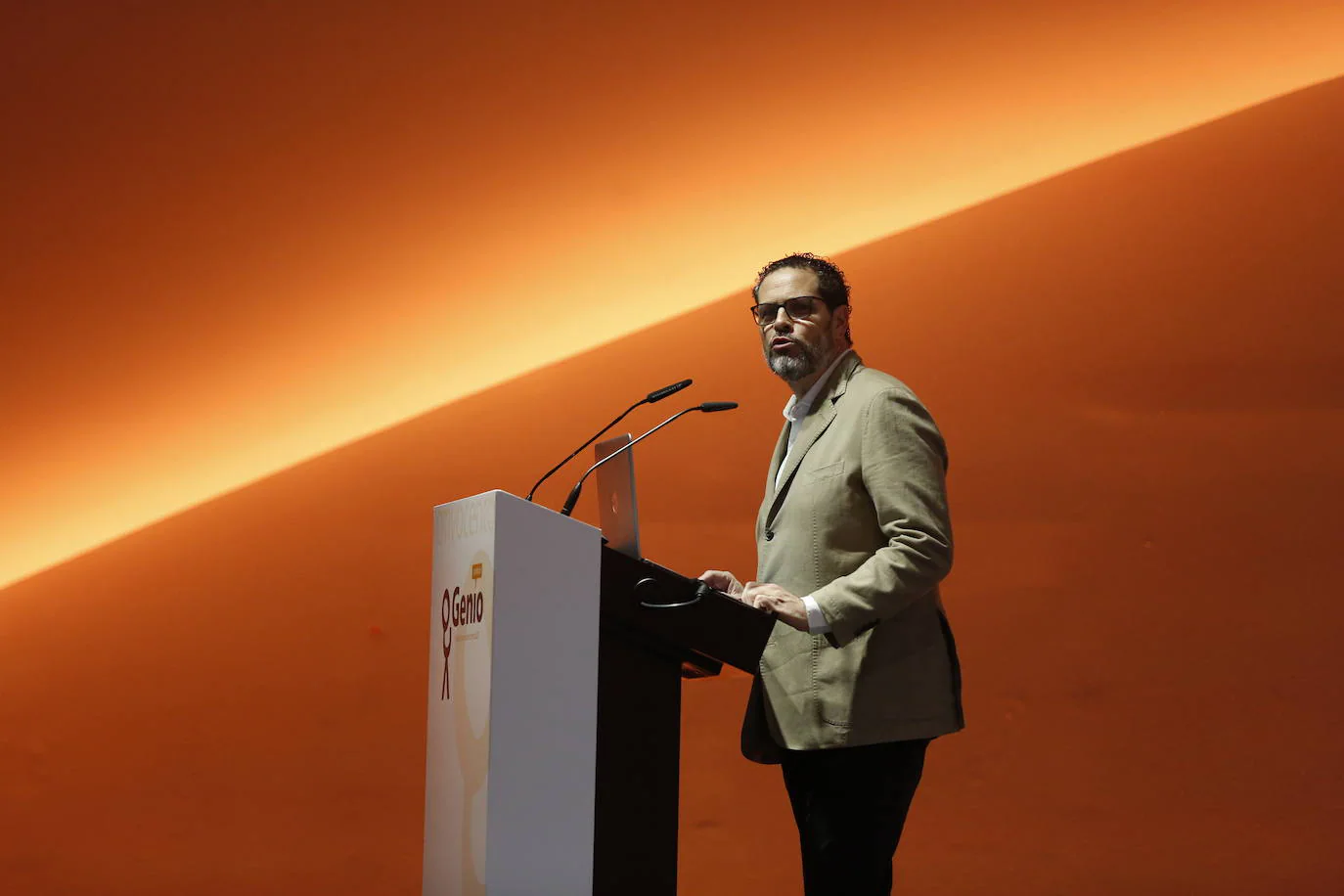 El Auditorio Santiago Grisolía del Museo Príncipe Felipe de la Ciudad de las Artes y las Ciencias sirvió de escenario para que la magia de los Premios Genio impregnara al centenar de personas que acudieron para escuchar ponentes de máximo nivel en el terreno del entretenimiento, la historia o la psicología.