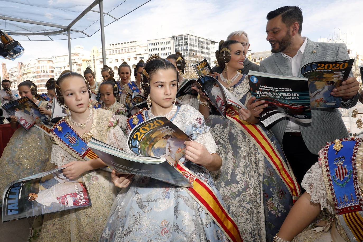 Cerca de un centenar de ejemplares de la Revista de Fallas de LAS PROVINCIAS han volado este jueves como por ensalmo en el balcón del Ayuntamiento. Es el anticipo de la expectación creada este año con el trabajo de 220 páginas dedicado a la fiesta josefina y el Parque Natural de la Albufera. Este sábado se entrega gratuitamente con el periódico (1,70 euros) y por el mismo precio se podrá pedir en todos los quioscos hasta el día 19. Las falleras mayores de Valencia, Consuelo Llobell y Carla García, han sido las primeras en recibir la Revista, que en sus 220 páginas encierra todo tipo de reportajes, aunque el denominador común es la defensa del parque natural, la joya ambiental de la ciudad que necesita con urgencia inversiones públicas. 