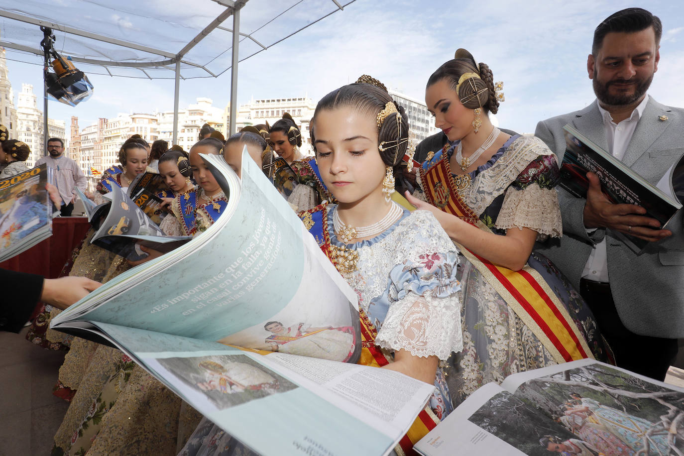 Cerca de un centenar de ejemplares de la Revista de Fallas de LAS PROVINCIAS han volado este jueves como por ensalmo en el balcón del Ayuntamiento. Es el anticipo de la expectación creada este año con el trabajo de 220 páginas dedicado a la fiesta josefina y el Parque Natural de la Albufera. Este sábado se entrega gratuitamente con el periódico (1,70 euros) y por el mismo precio se podrá pedir en todos los quioscos hasta el día 19. Las falleras mayores de Valencia, Consuelo Llobell y Carla García, han sido las primeras en recibir la Revista, que en sus 220 páginas encierra todo tipo de reportajes, aunque el denominador común es la defensa del parque natural, la joya ambiental de la ciudad que necesita con urgencia inversiones públicas. 