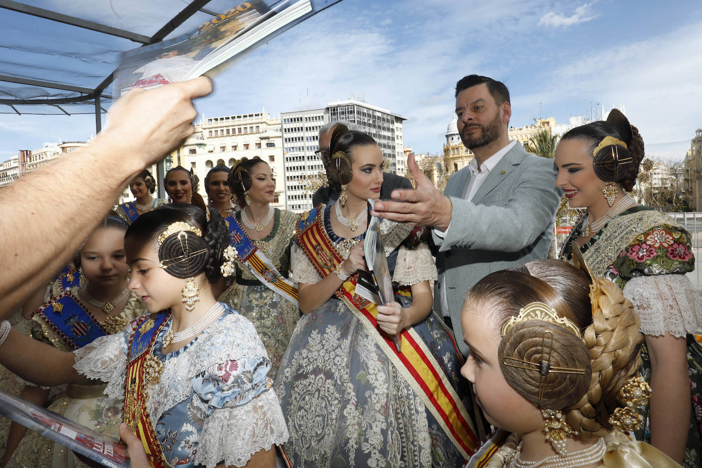 Cerca de un centenar de ejemplares de la Revista de Fallas de LAS PROVINCIAS han volado este jueves como por ensalmo en el balcón del Ayuntamiento. Es el anticipo de la expectación creada este año con el trabajo de 220 páginas dedicado a la fiesta josefina y el Parque Natural de la Albufera. Este sábado se entrega gratuitamente con el periódico (1,70 euros) y por el mismo precio se podrá pedir en todos los quioscos hasta el día 19. Las falleras mayores de Valencia, Consuelo Llobell y Carla García, han sido las primeras en recibir la Revista, que en sus 220 páginas encierra todo tipo de reportajes, aunque el denominador común es la defensa del parque natural, la joya ambiental de la ciudad que necesita con urgencia inversiones públicas. 