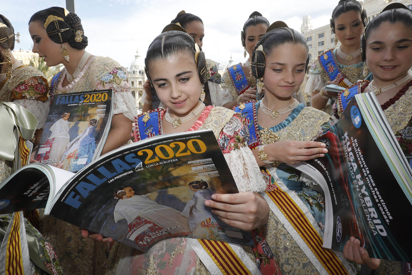 Cerca de un centenar de ejemplares de la Revista de Fallas de LAS PROVINCIAS han volado este jueves como por ensalmo en el balcón del Ayuntamiento. Es el anticipo de la expectación creada este año con el trabajo de 220 páginas dedicado a la fiesta josefina y el Parque Natural de la Albufera. Este sábado se entrega gratuitamente con el periódico (1,70 euros) y por el mismo precio se podrá pedir en todos los quioscos hasta el día 19. Las falleras mayores de Valencia, Consuelo Llobell y Carla García, han sido las primeras en recibir la Revista, que en sus 220 páginas encierra todo tipo de reportajes, aunque el denominador común es la defensa del parque natural, la joya ambiental de la ciudad que necesita con urgencia inversiones públicas. 