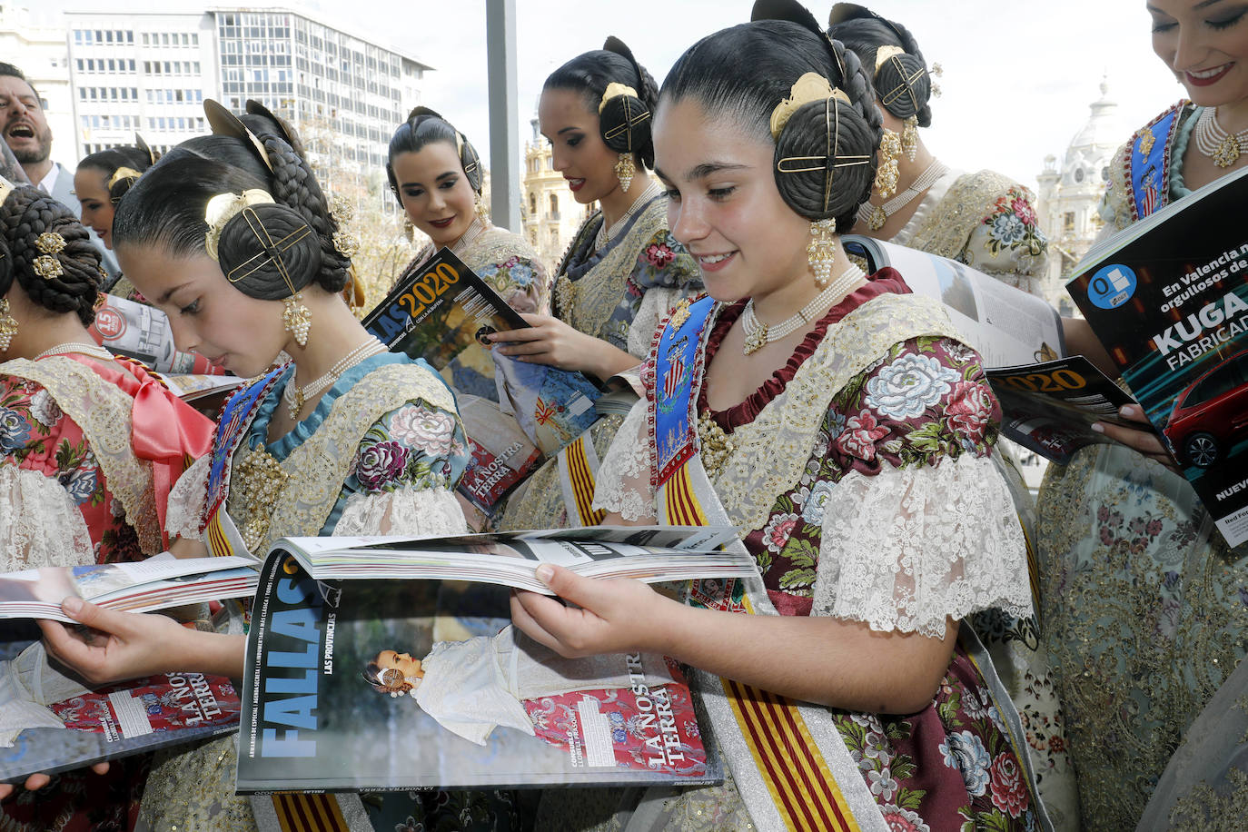 Cerca de un centenar de ejemplares de la Revista de Fallas de LAS PROVINCIAS han volado este jueves como por ensalmo en el balcón del Ayuntamiento. Es el anticipo de la expectación creada este año con el trabajo de 220 páginas dedicado a la fiesta josefina y el Parque Natural de la Albufera. Este sábado se entrega gratuitamente con el periódico (1,70 euros) y por el mismo precio se podrá pedir en todos los quioscos hasta el día 19. Las falleras mayores de Valencia, Consuelo Llobell y Carla García, han sido las primeras en recibir la Revista, que en sus 220 páginas encierra todo tipo de reportajes, aunque el denominador común es la defensa del parque natural, la joya ambiental de la ciudad que necesita con urgencia inversiones públicas. 