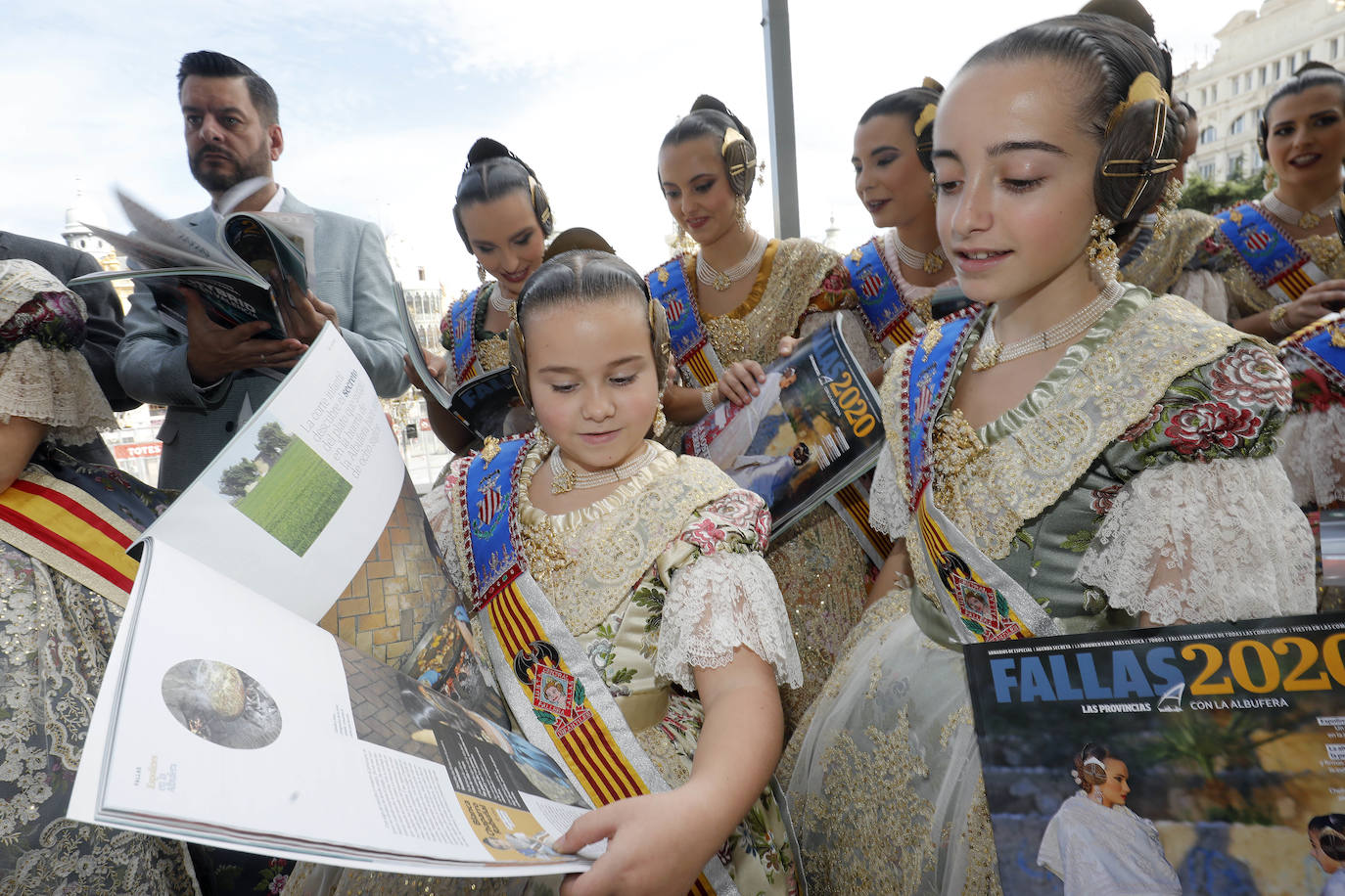 Cerca de un centenar de ejemplares de la Revista de Fallas de LAS PROVINCIAS han volado este jueves como por ensalmo en el balcón del Ayuntamiento. Es el anticipo de la expectación creada este año con el trabajo de 220 páginas dedicado a la fiesta josefina y el Parque Natural de la Albufera. Este sábado se entrega gratuitamente con el periódico (1,70 euros) y por el mismo precio se podrá pedir en todos los quioscos hasta el día 19. Las falleras mayores de Valencia, Consuelo Llobell y Carla García, han sido las primeras en recibir la Revista, que en sus 220 páginas encierra todo tipo de reportajes, aunque el denominador común es la defensa del parque natural, la joya ambiental de la ciudad que necesita con urgencia inversiones públicas. 