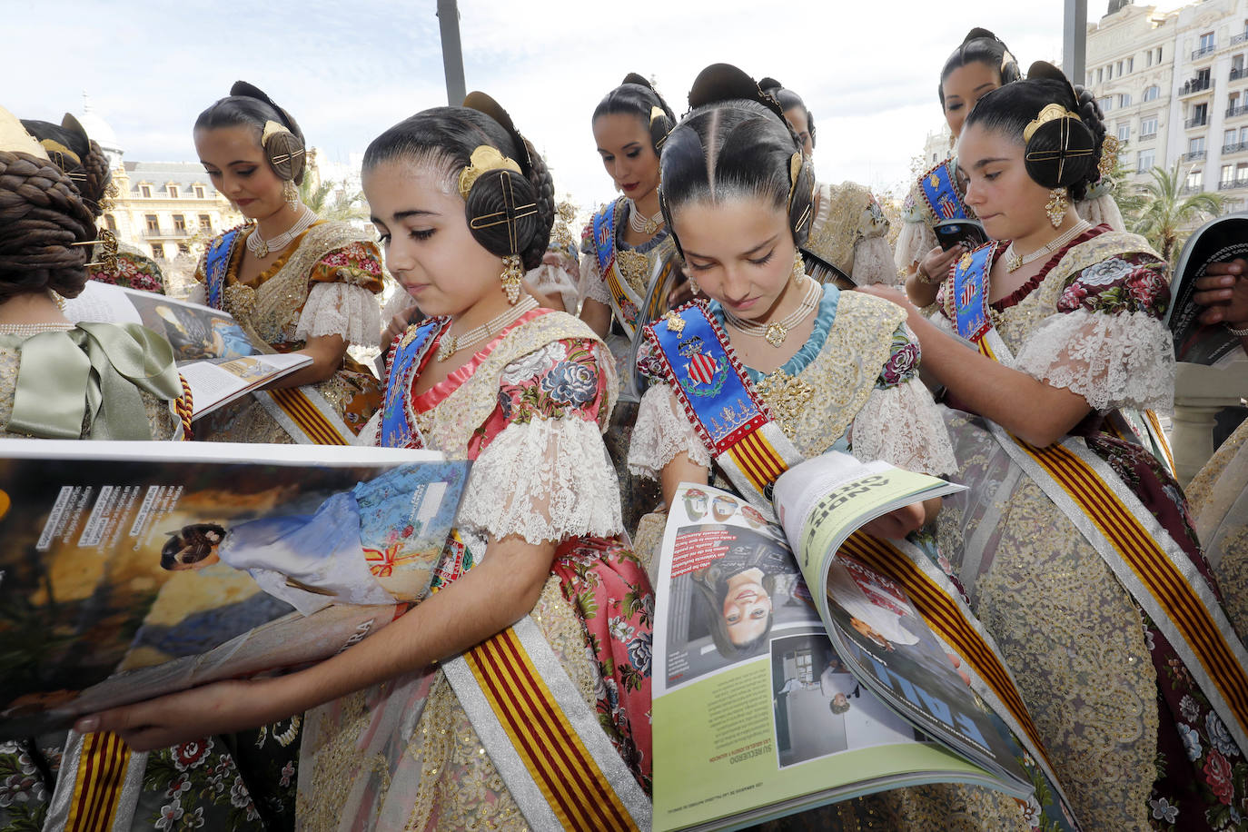 Cerca de un centenar de ejemplares de la Revista de Fallas de LAS PROVINCIAS han volado este jueves como por ensalmo en el balcón del Ayuntamiento. Es el anticipo de la expectación creada este año con el trabajo de 220 páginas dedicado a la fiesta josefina y el Parque Natural de la Albufera. Este sábado se entrega gratuitamente con el periódico (1,70 euros) y por el mismo precio se podrá pedir en todos los quioscos hasta el día 19. Las falleras mayores de Valencia, Consuelo Llobell y Carla García, han sido las primeras en recibir la Revista, que en sus 220 páginas encierra todo tipo de reportajes, aunque el denominador común es la defensa del parque natural, la joya ambiental de la ciudad que necesita con urgencia inversiones públicas. 