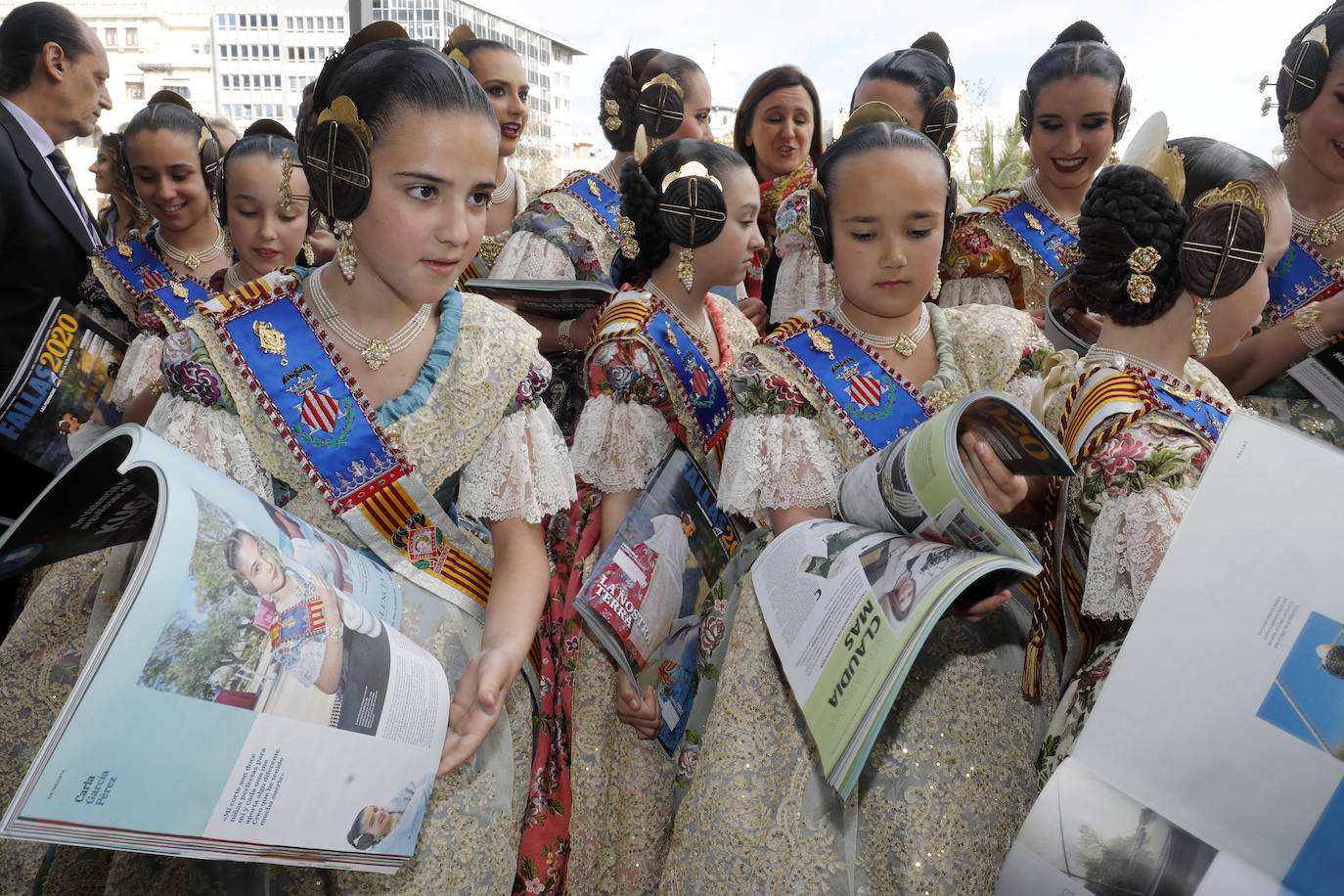 Cerca de un centenar de ejemplares de la Revista de Fallas de LAS PROVINCIAS han volado este jueves como por ensalmo en el balcón del Ayuntamiento. Es el anticipo de la expectación creada este año con el trabajo de 220 páginas dedicado a la fiesta josefina y el Parque Natural de la Albufera. Este sábado se entrega gratuitamente con el periódico (1,70 euros) y por el mismo precio se podrá pedir en todos los quioscos hasta el día 19. Las falleras mayores de Valencia, Consuelo Llobell y Carla García, han sido las primeras en recibir la Revista, que en sus 220 páginas encierra todo tipo de reportajes, aunque el denominador común es la defensa del parque natural, la joya ambiental de la ciudad que necesita con urgencia inversiones públicas. 