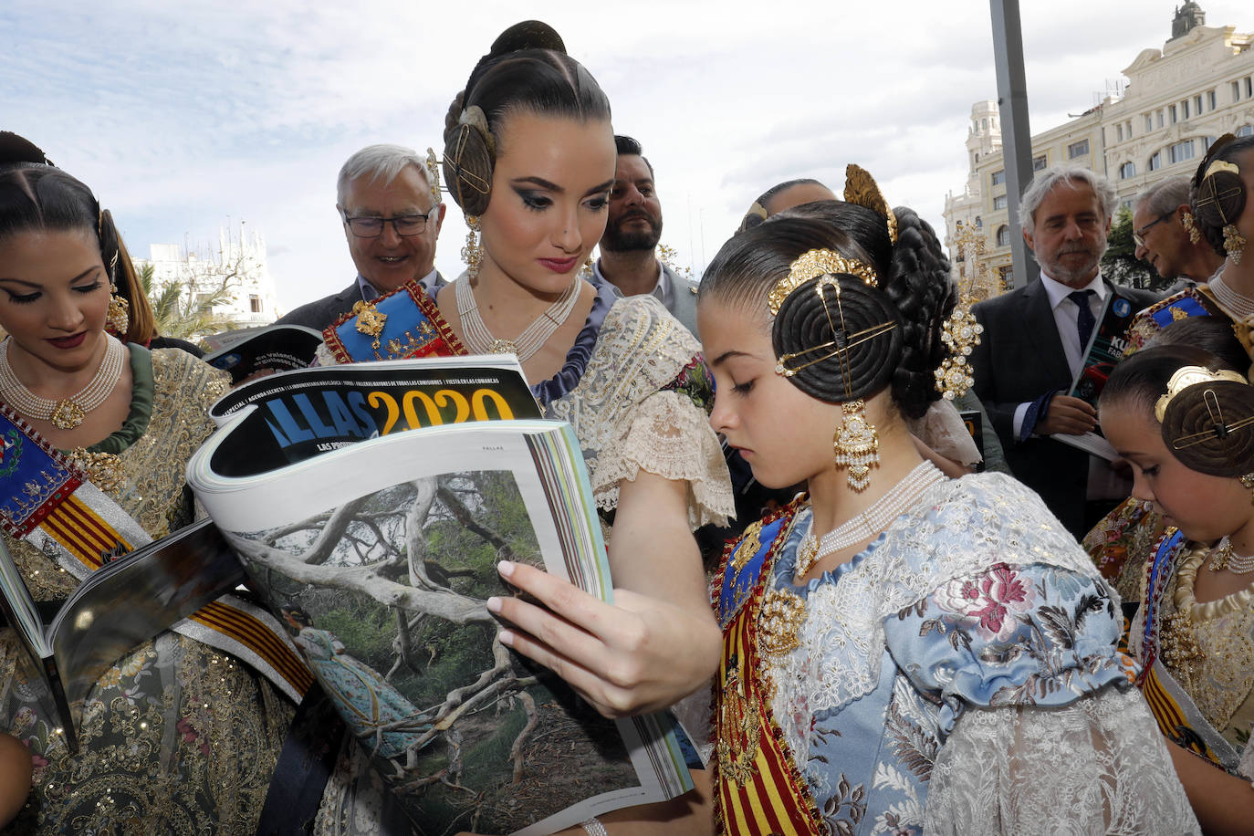 Cerca de un centenar de ejemplares de la Revista de Fallas de LAS PROVINCIAS han volado este jueves como por ensalmo en el balcón del Ayuntamiento. Es el anticipo de la expectación creada este año con el trabajo de 220 páginas dedicado a la fiesta josefina y el Parque Natural de la Albufera. Este sábado se entrega gratuitamente con el periódico (1,70 euros) y por el mismo precio se podrá pedir en todos los quioscos hasta el día 19. Las falleras mayores de Valencia, Consuelo Llobell y Carla García, han sido las primeras en recibir la Revista, que en sus 220 páginas encierra todo tipo de reportajes, aunque el denominador común es la defensa del parque natural, la joya ambiental de la ciudad que necesita con urgencia inversiones públicas. 