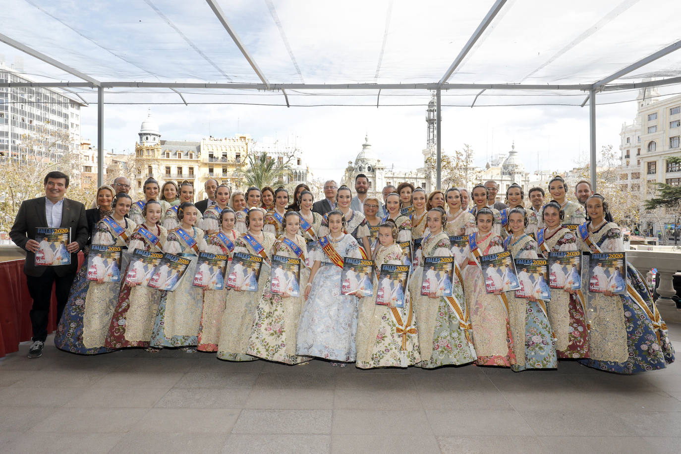 Cerca de un centenar de ejemplares de la Revista de Fallas de LAS PROVINCIAS han volado este jueves como por ensalmo en el balcón del Ayuntamiento. Es el anticipo de la expectación creada este año con el trabajo de 220 páginas dedicado a la fiesta josefina y el Parque Natural de la Albufera. Este sábado se entrega gratuitamente con el periódico (1,70 euros) y por el mismo precio se podrá pedir en todos los quioscos hasta el día 19. Las falleras mayores de Valencia, Consuelo Llobell y Carla García, han sido las primeras en recibir la Revista, que en sus 220 páginas encierra todo tipo de reportajes, aunque el denominador común es la defensa del parque natural, la joya ambiental de la ciudad que necesita con urgencia inversiones públicas. 