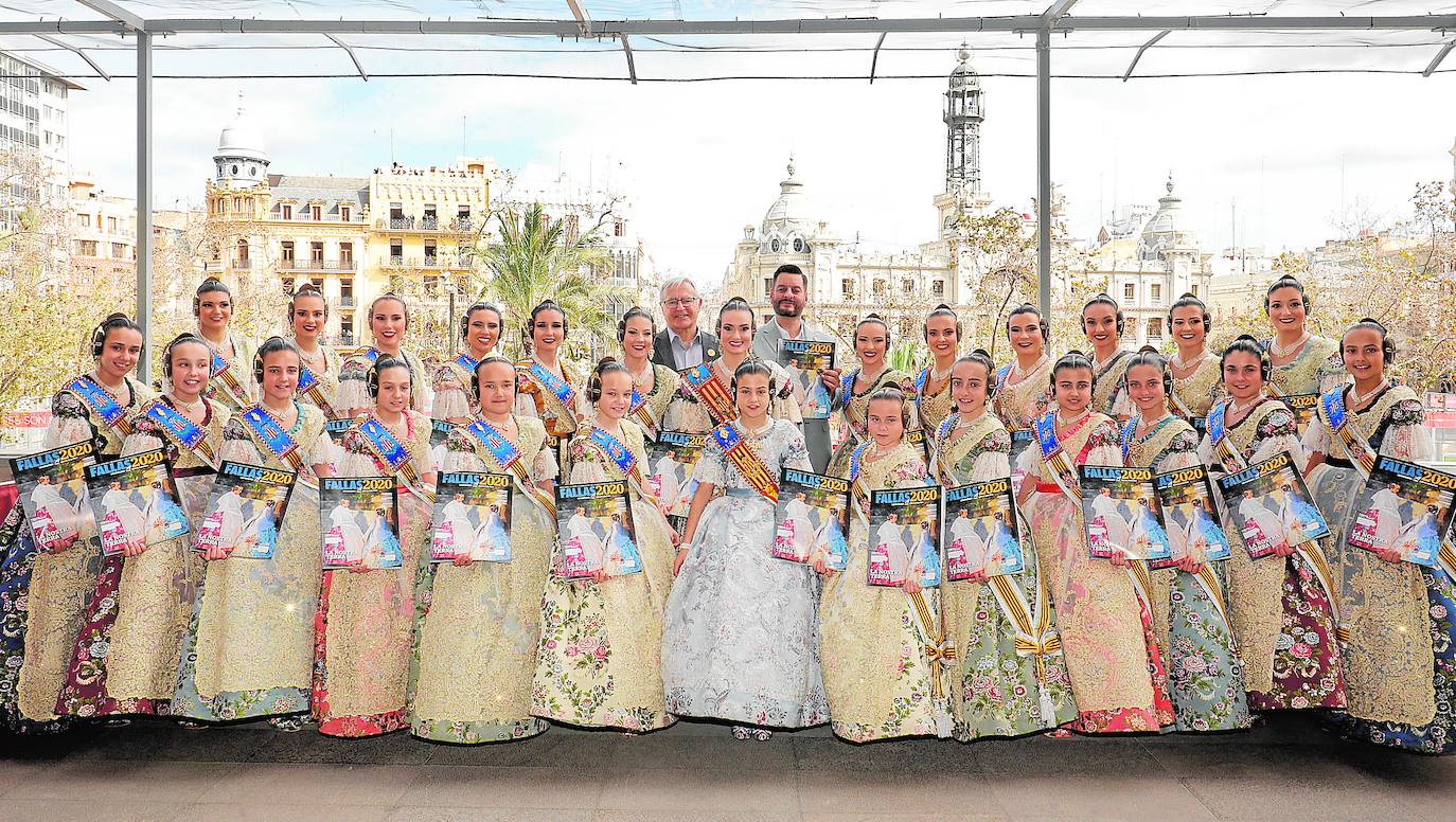 Cerca de un centenar de ejemplares de la Revista de Fallas de LAS PROVINCIAS han volado este jueves como por ensalmo en el balcón del Ayuntamiento. Es el anticipo de la expectación creada este año con el trabajo de 220 páginas dedicado a la fiesta josefina y el Parque Natural de la Albufera. Este sábado se entrega gratuitamente con el periódico (1,70 euros) y por el mismo precio se podrá pedir en todos los quioscos hasta el día 19. Las falleras mayores de Valencia, Consuelo Llobell y Carla García, han sido las primeras en recibir la Revista, que en sus 220 páginas encierra todo tipo de reportajes, aunque el denominador común es la defensa del parque natural, la joya ambiental de la ciudad que necesita con urgencia inversiones públicas. 