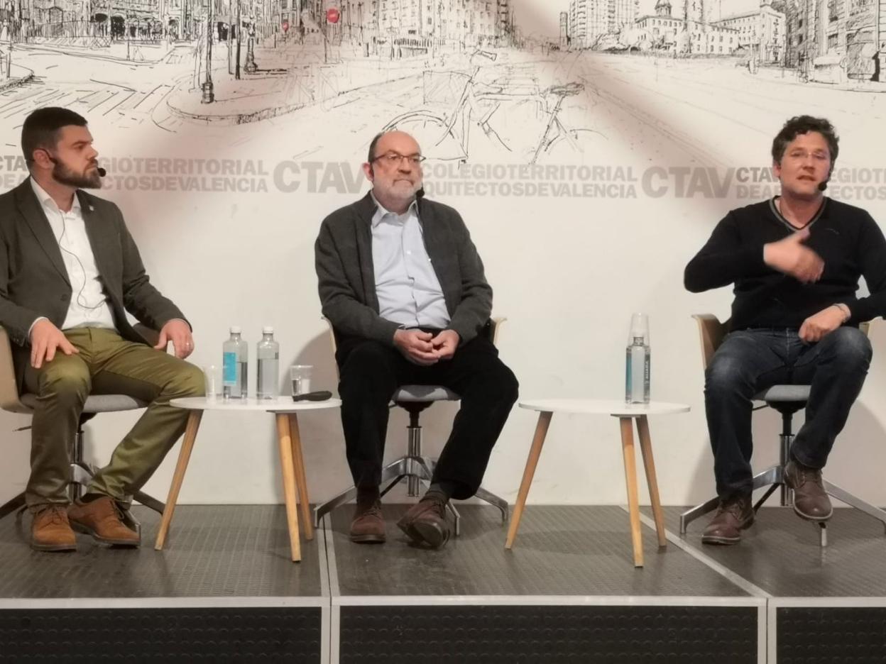 El profesor, José Luis Miralles, y el alcalde de Meliana, Josep Riera, durante la exposición del proyecto. lp