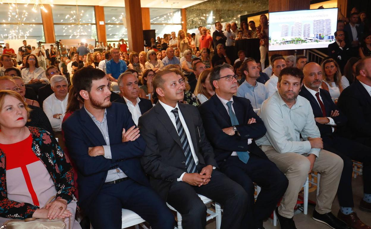 Murthy, en el centro de la imagen, durante la presentación del proyecto el verano pasado