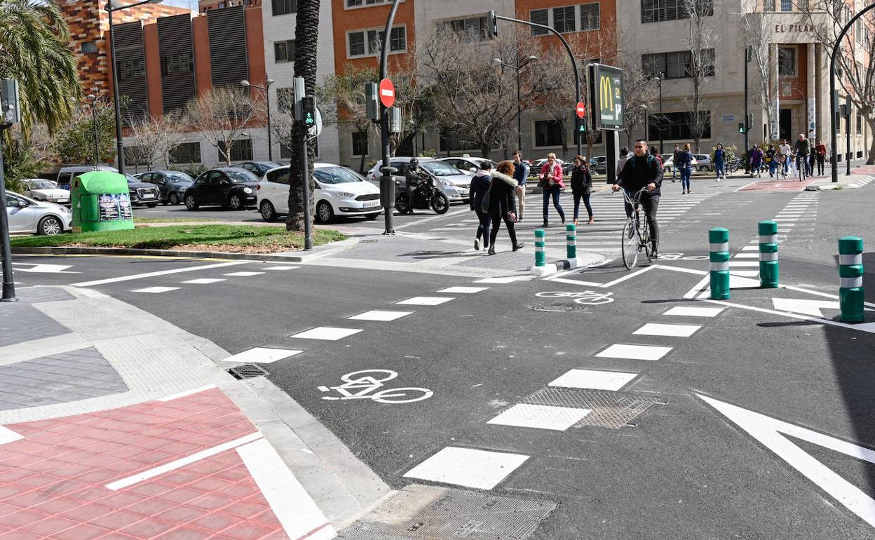 Ciclistas circulando por el nuevo carril bici. 