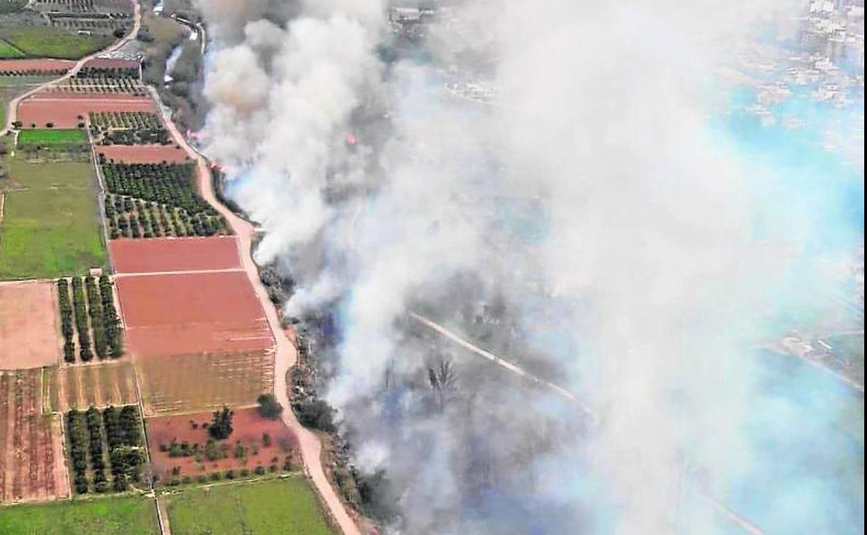Columna de humo durante el incendio de este viernes en el Turia.