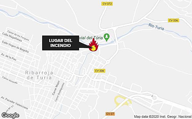 Un incendio en el Parque Fluvial del Túria en Riba-roja obliga a desalojar edificios cercanos