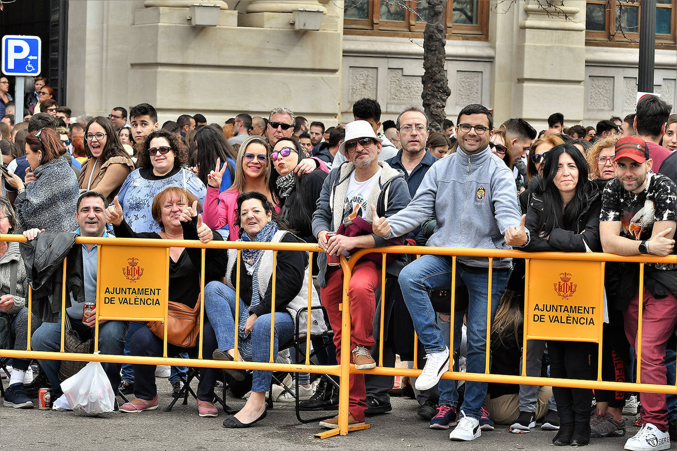 Pirotecnia Alpujarreña ha repetido su temido 'martillo de Thor', un efecto con el que ha conquistado a toda la plaza del Ayuntamiento. 