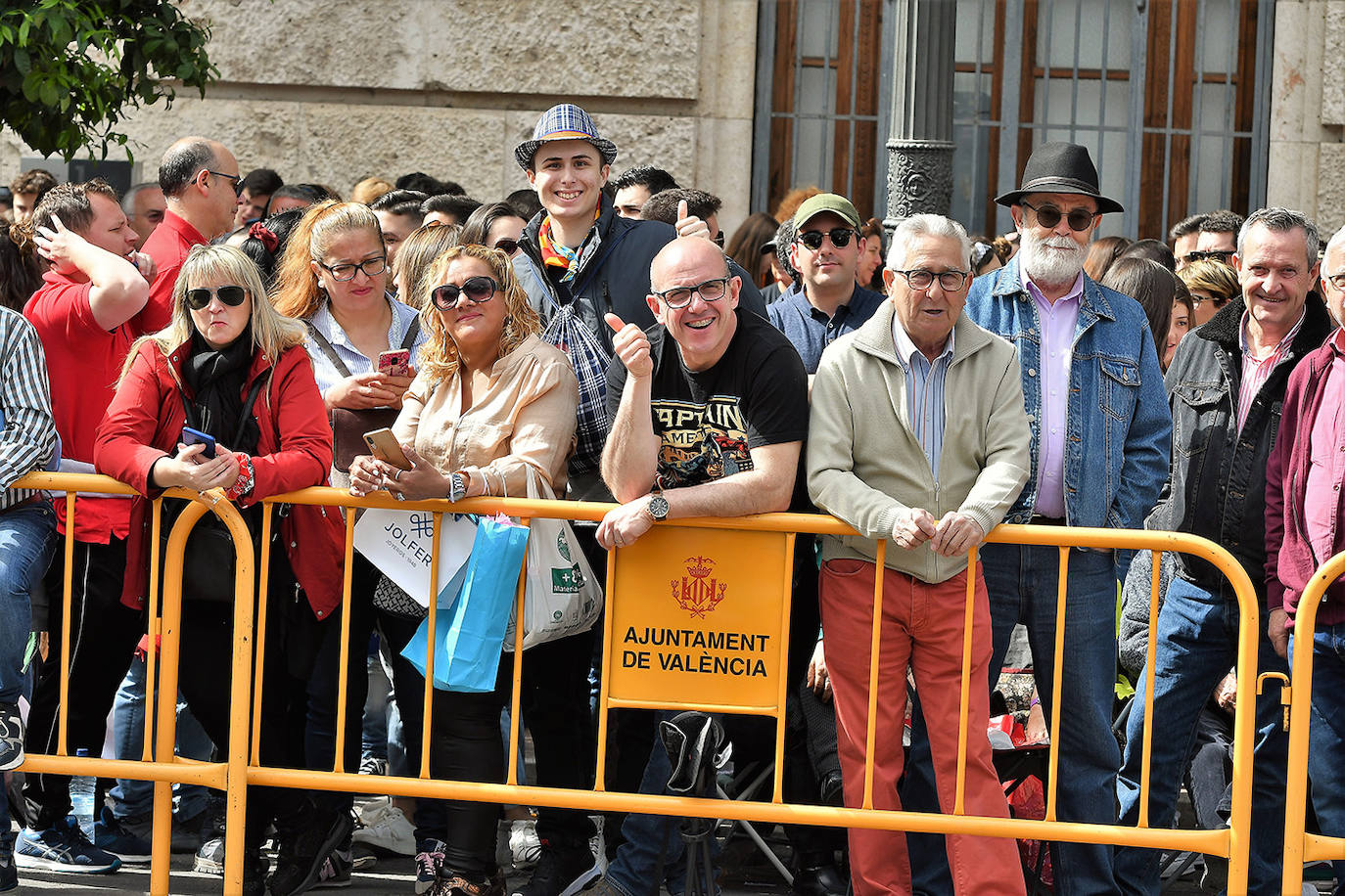 Pirotecnia Alpujarreña ha repetido su temido 'martillo de Thor', un efecto con el que ha conquistado a toda la plaza del Ayuntamiento. 