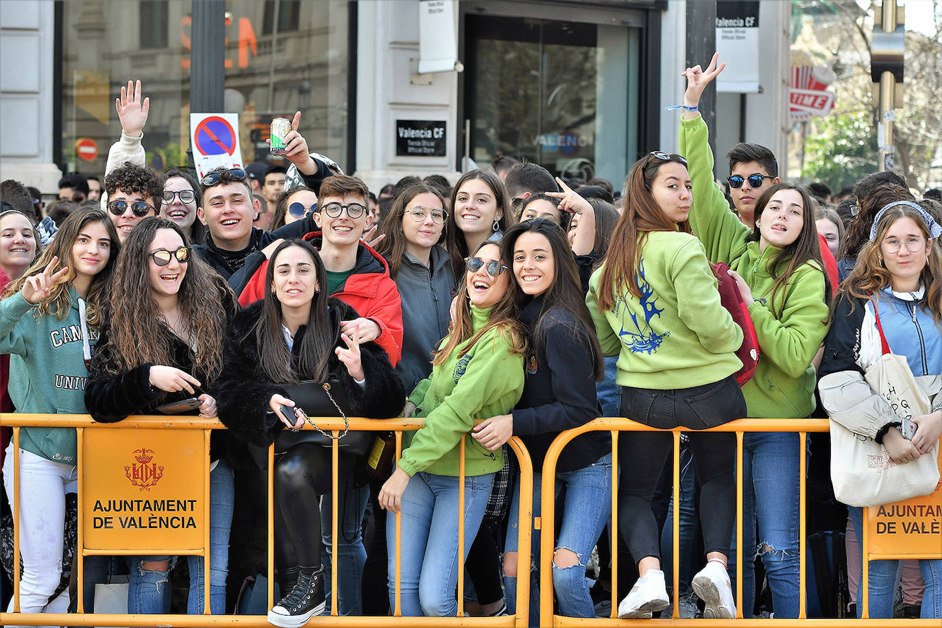 Pirotecnia Alpujarreña ha repetido su temido 'martillo de Thor', un efecto con el que ha conquistado a toda la plaza del Ayuntamiento. 