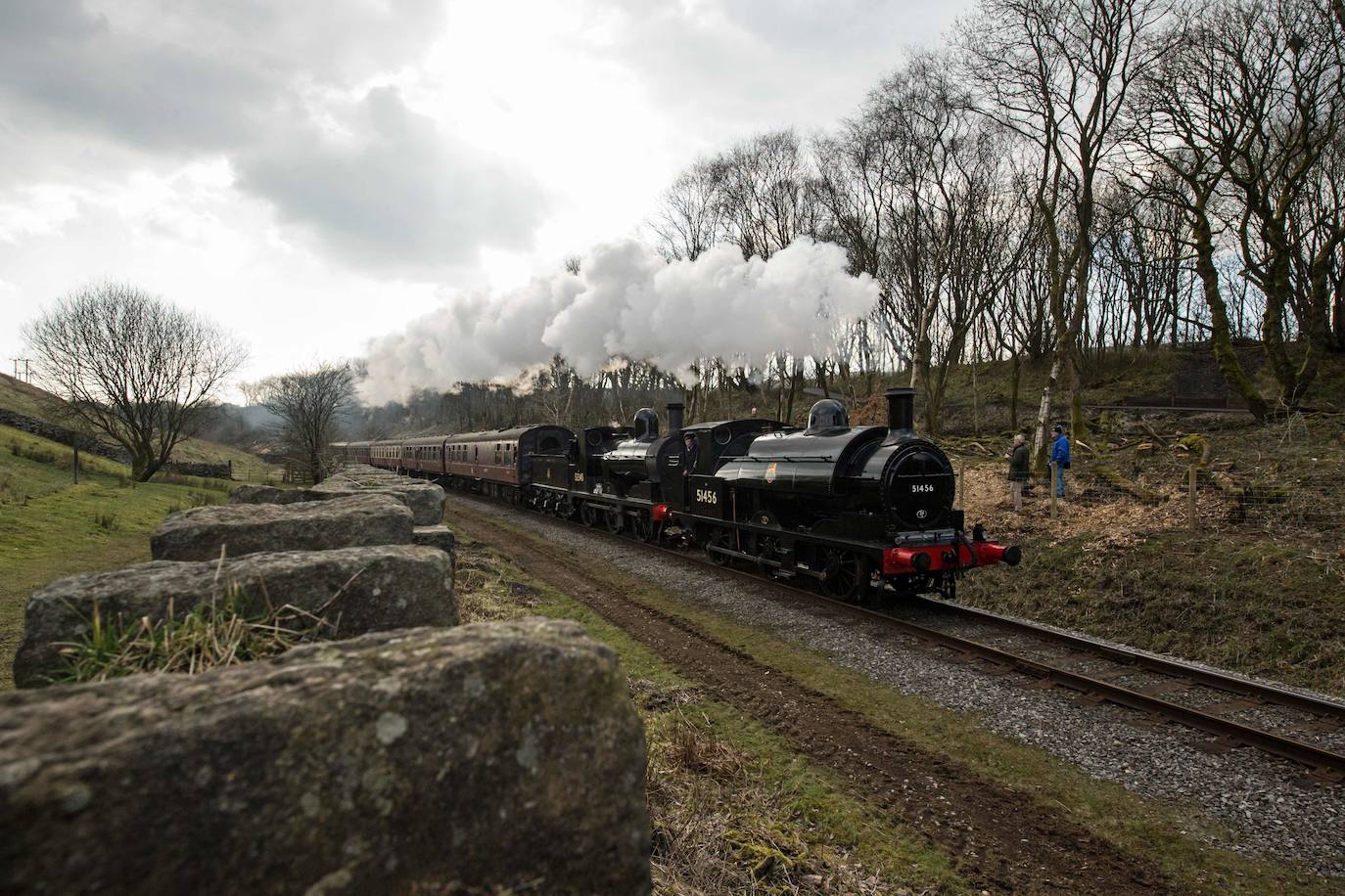 Siete locomotoras antiguas recorren la línea de East Lancashire Railway, cerca de la estación Burrs Country Park, en el primer día del Spring Steam Gala, evento que se celebra este fin de semana en el norte de Inglaterra.