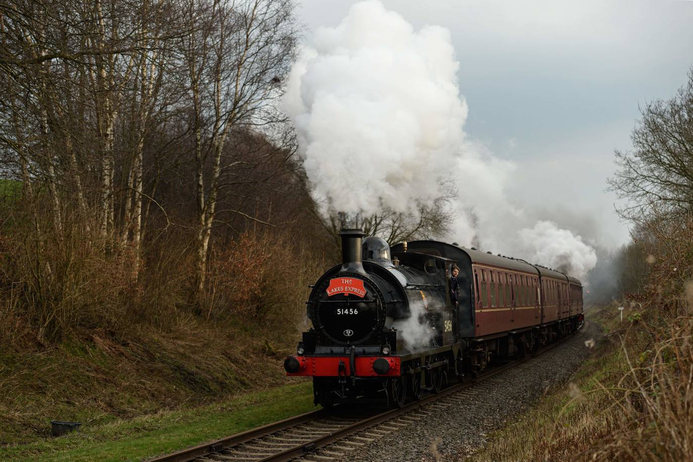 Siete locomotoras antiguas recorren la línea de East Lancashire Railway, cerca de la estación Burrs Country Park, en el primer día del Spring Steam Gala, evento que se celebra este fin de semana en el norte de Inglaterra.