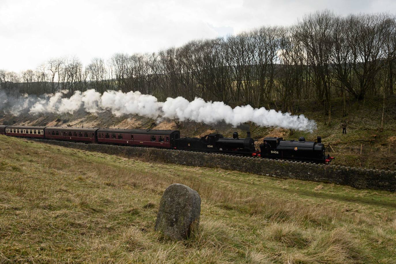 Siete locomotoras antiguas recorren la línea de East Lancashire Railway, cerca de la estación Burrs Country Park, en el primer día del Spring Steam Gala, evento que se celebra este fin de semana en el norte de Inglaterra.