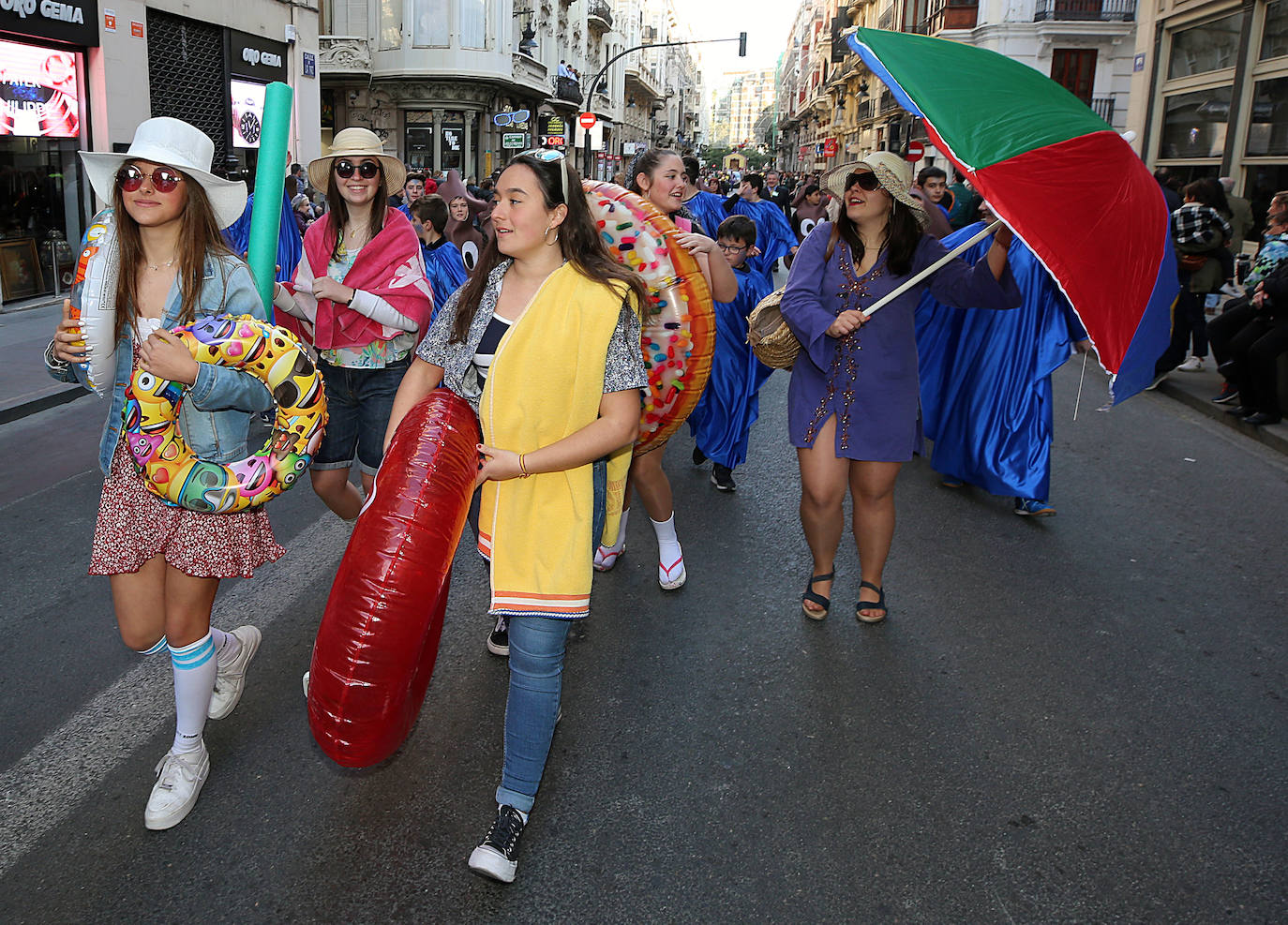 Fotos: La magia de la Cabalgata del Ninot estrena las Fallas