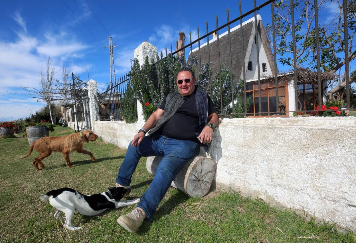 Mariano Marco, frente a la barraca de L'Alcatí, junto a la Sequiota y con sus perros 'Poll' y 'Sac'. Txema Rodríguez