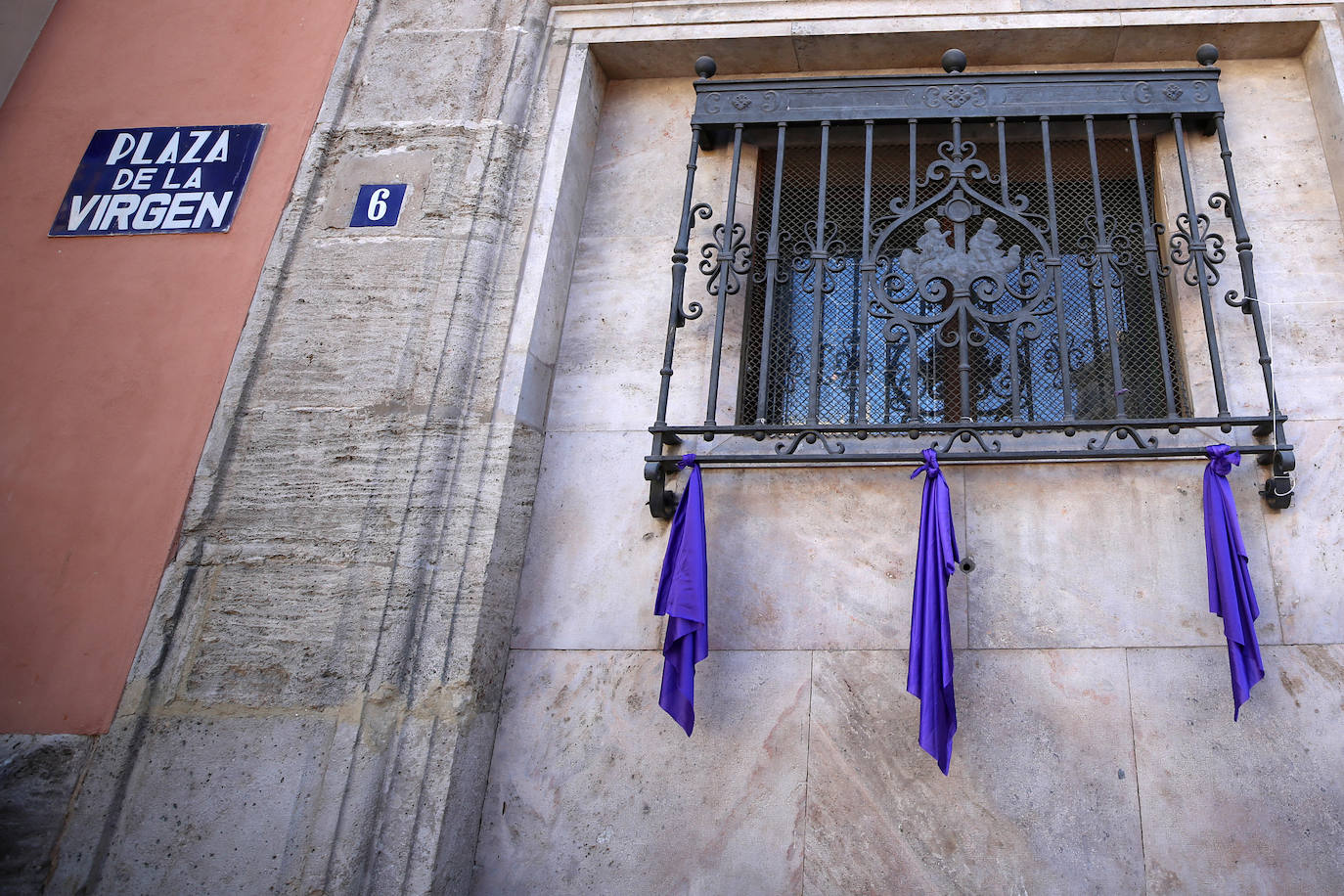 Concentración feminista en la Plaza de la Virgen