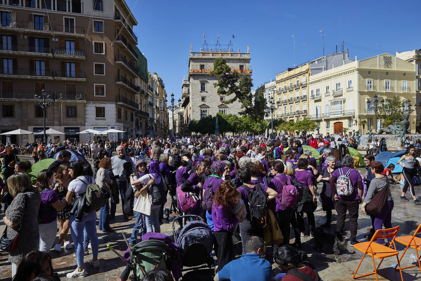 Concentración feminista en la Plaza de la Virgen. 
