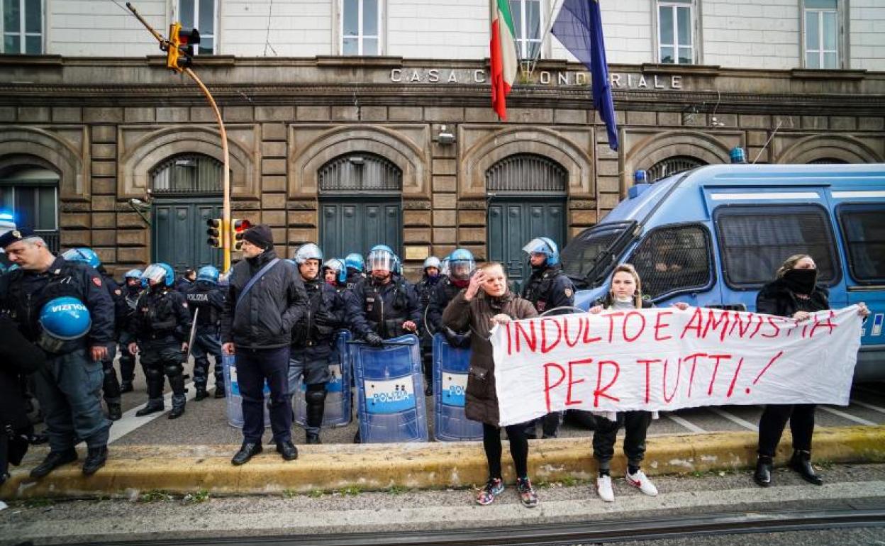 Protestas en el exterior de la prisión de Poggioreale, en Nápoles.