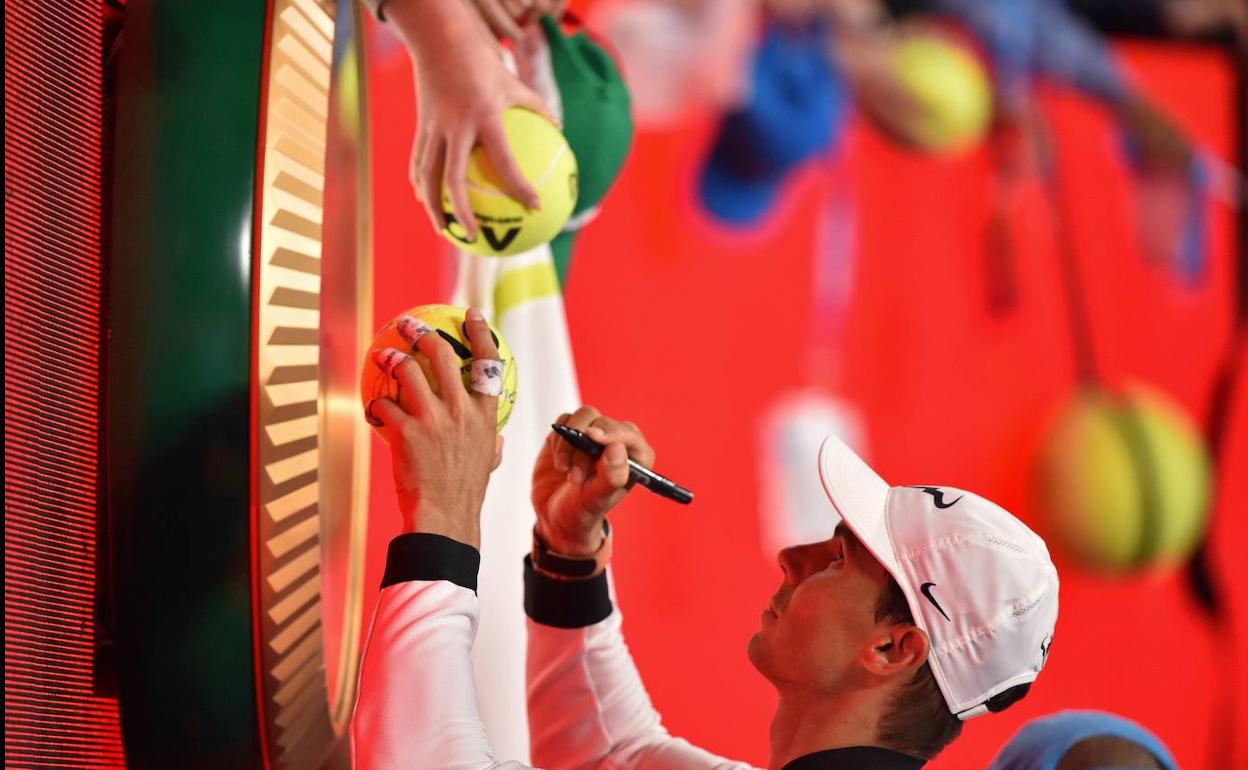 Rafa Nadal, firmando autógrafos en el Abierto de Australia. 