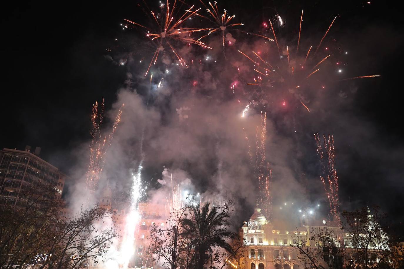 Mascletà nocturna de la Pirotecnia Tomás en las Fallas 2020 de Valencia