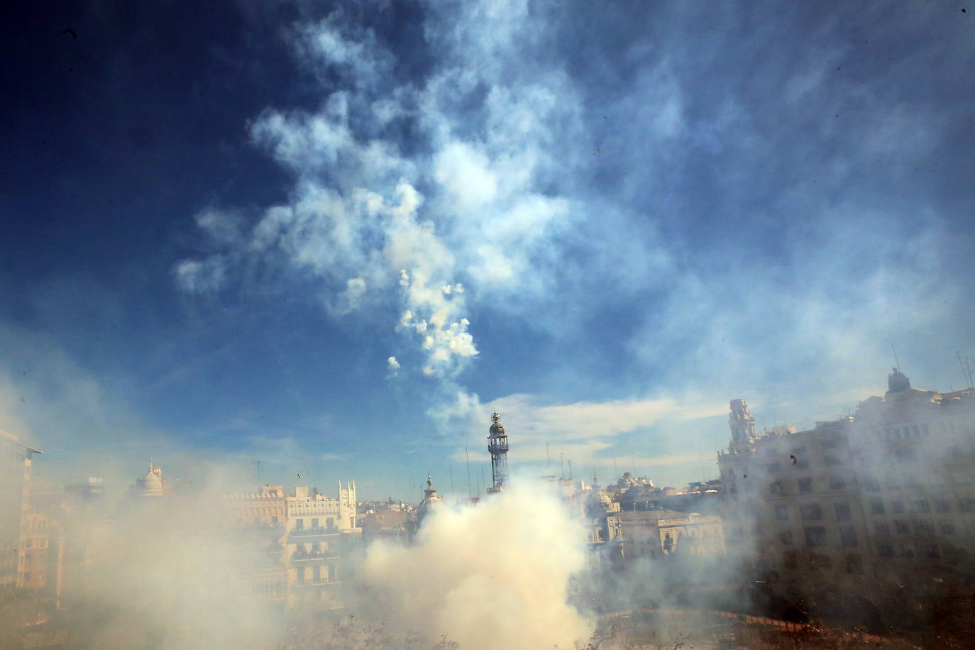 Fotos: Así ha sido la mascletà del 8 de marzo de las fallas de 2020