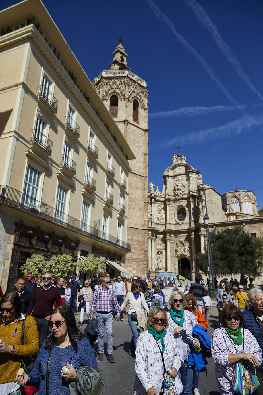 Llegan los días grandes de la fiesta. Las calles de Valencia ya están a rebosar. Ya huele a Fallas y a paella. 