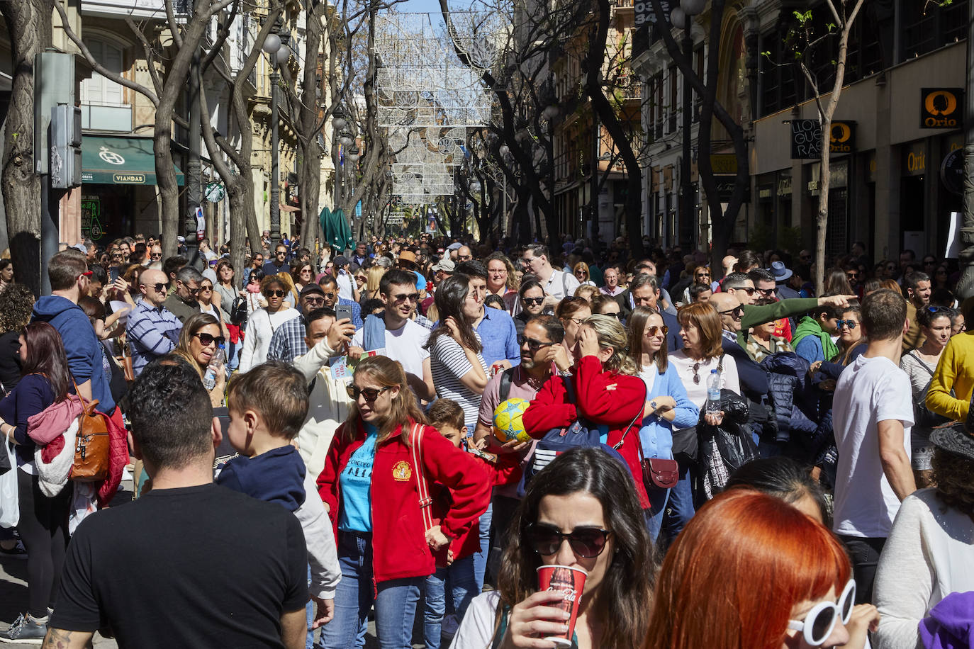 Llegan los días grandes de la fiesta. Las calles de Valencia ya están a rebosar. Ya huele a Fallas y a paella. 