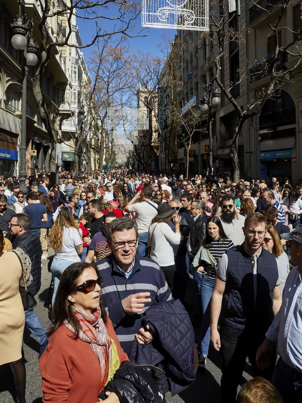 Llegan los días grandes de la fiesta. Las calles de Valencia ya están a rebosar. Ya huele a Fallas y a paella. 