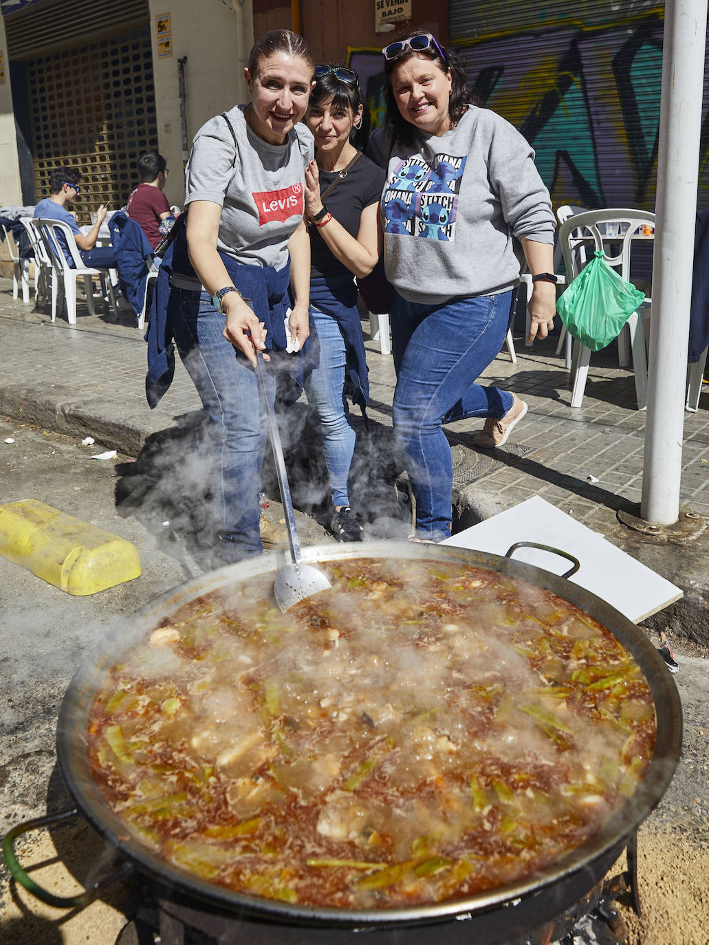 Llegan los días grandes de la fiesta. Las calles de Valencia ya están a rebosar. Ya huele a Fallas y a paella. 