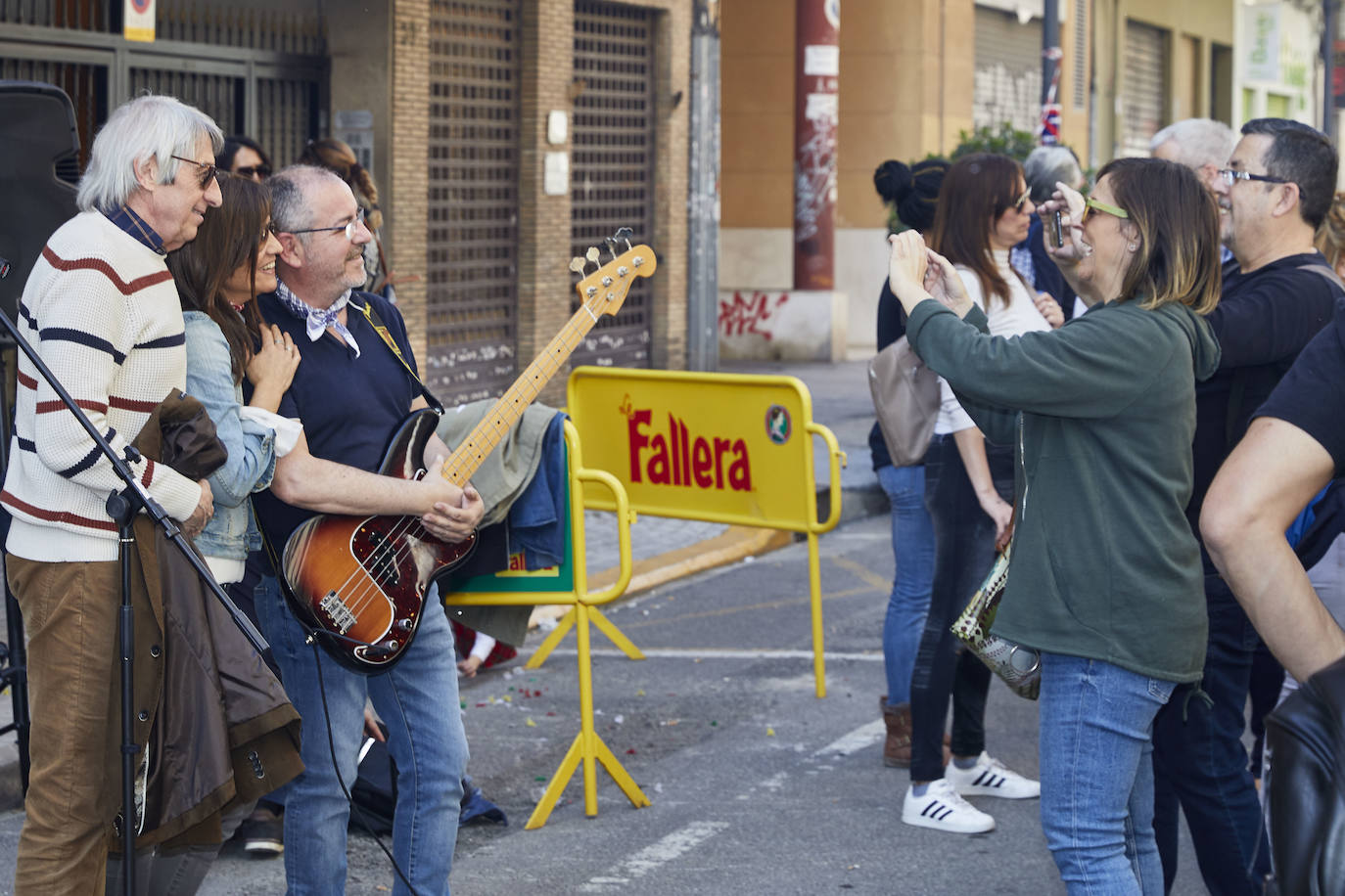 Llegan los días grandes de la fiesta. Las calles de Valencia ya están a rebosar. Ya huele a Fallas y a paella. 