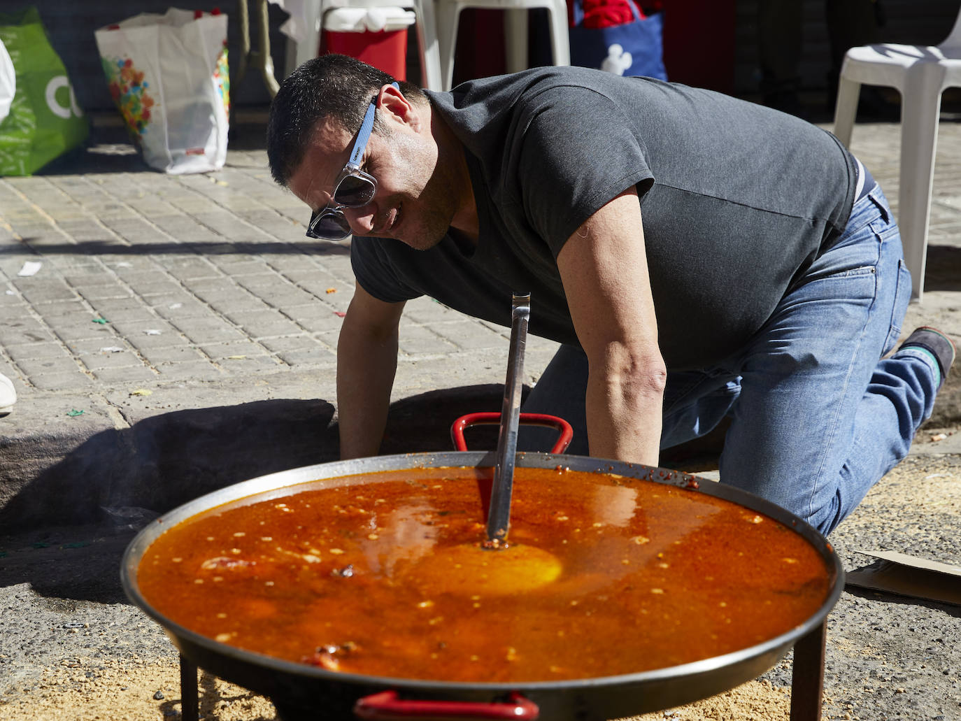 Llegan los días grandes de la fiesta. Las calles de Valencia ya están a rebosar. Ya huele a Fallas y a paella. 