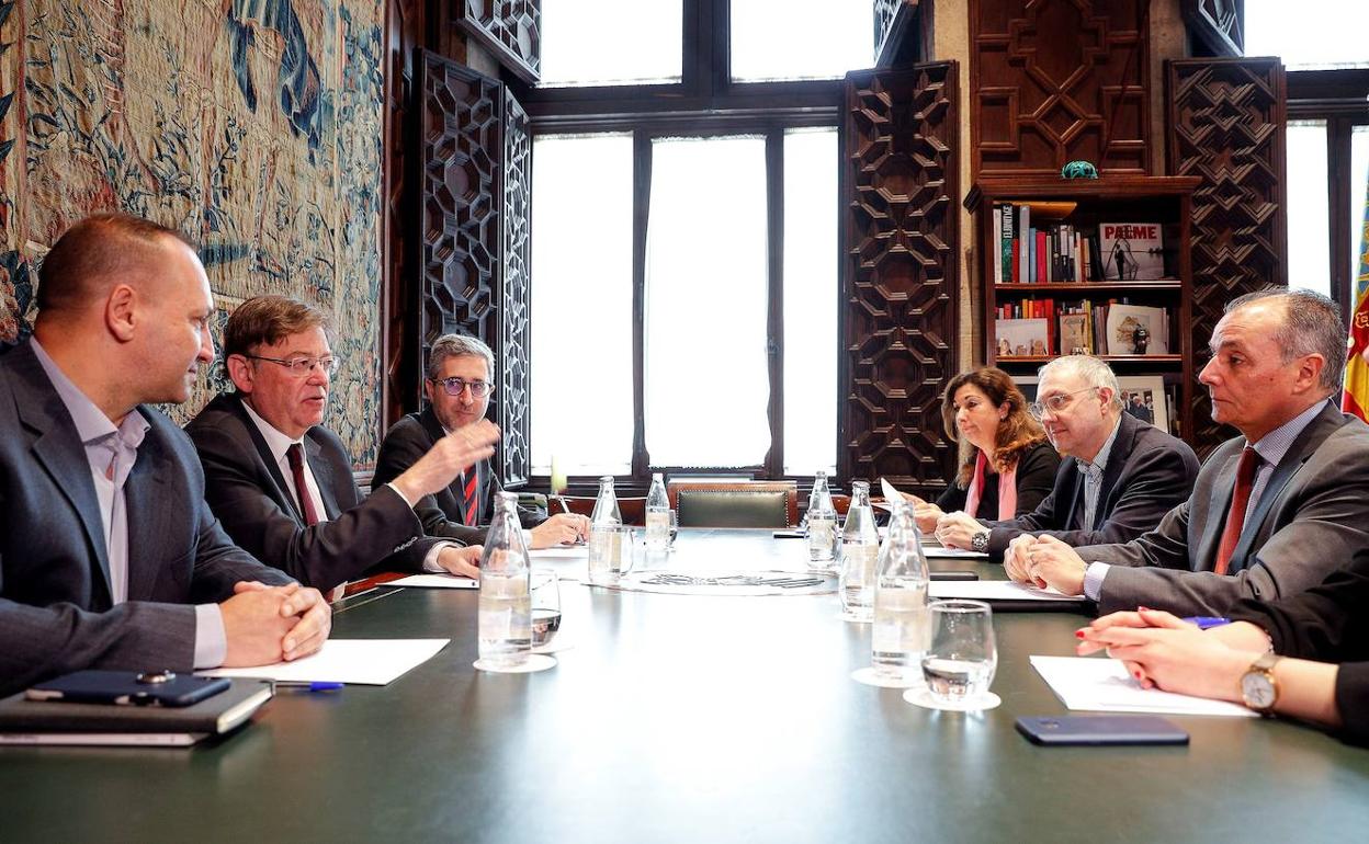 Asistentes a la reunión en el Palau de la Generalitat. 