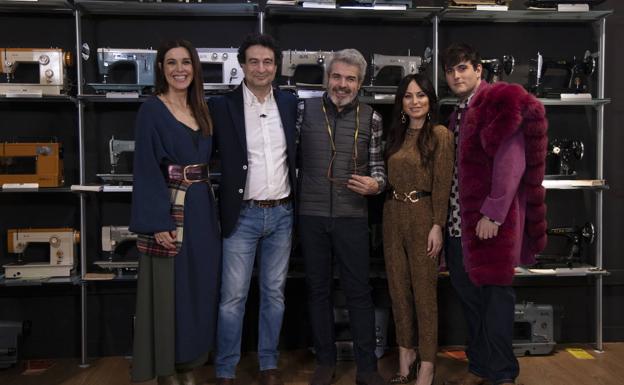 Imagen principal - Tamará Falcó, Eduardo Casanova y Pepe Rodríguez visitan el taller de &#039;Maestros de la costura&#039;