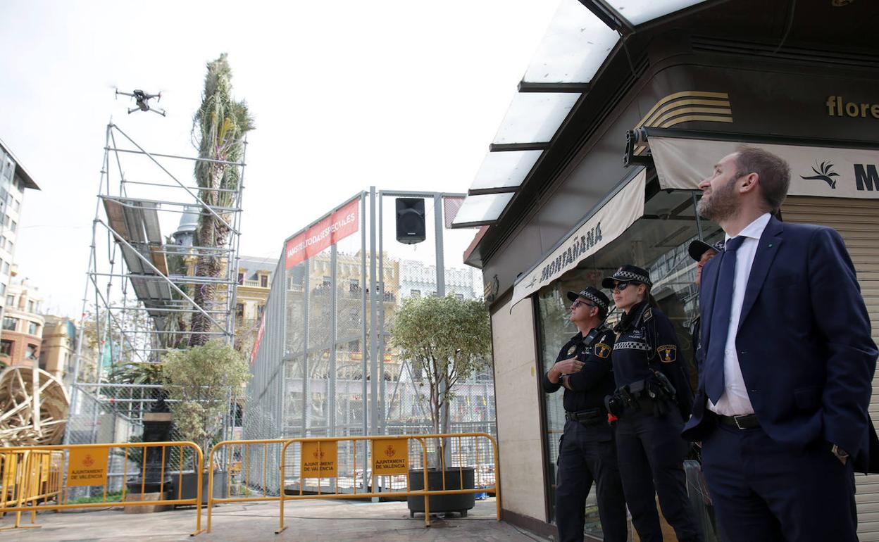 El dron de la Policía Local sovbrevuela la mascletà de este lunes.