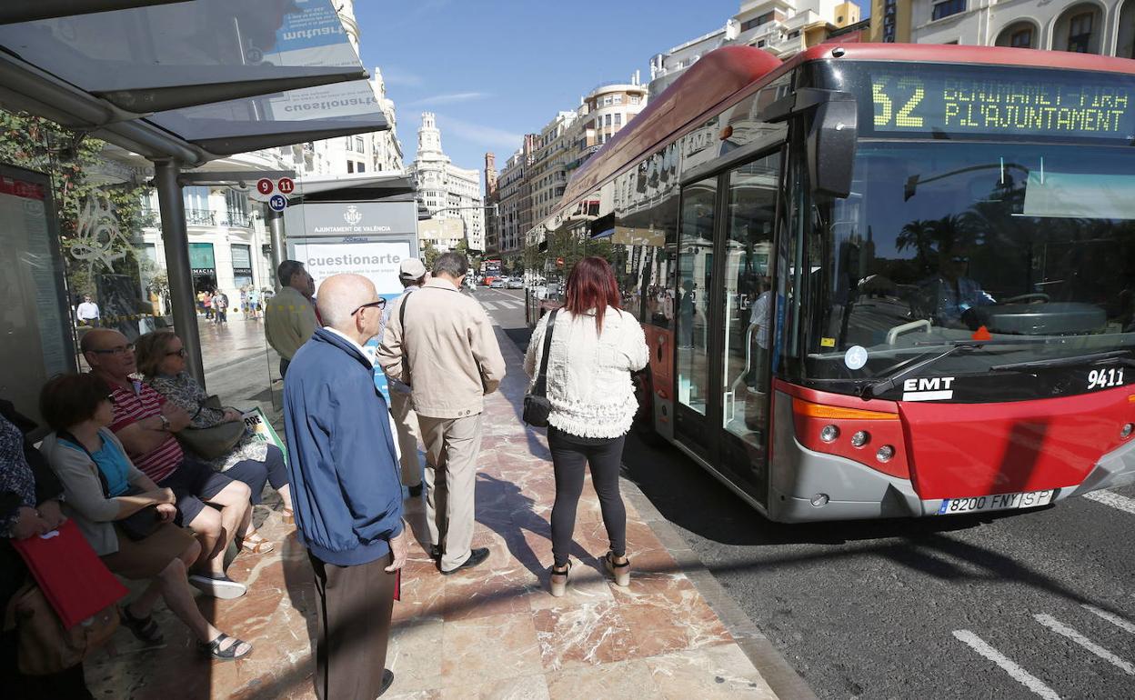 Parada de la EMT en la plaza del Ayuntamiento de Valencia.