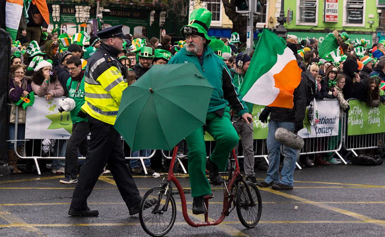 El desfile de San Patricio en Dublín reúne a miles de personas.