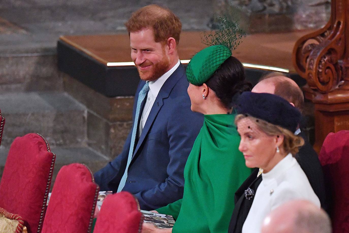 Relajados y sonrientes, el duque y la duquesa de Sussex hicieron este lunes su última aparición como miembros de la realeza británica, acompañando a la reina Isabel II en un oficio religioso en Londres, antes de dar el salto a su nueva vida. Ambos asistieron junto a los otros miembros de la familia real a una misa la Abadía de Westminster con motivo del día de la Mancomunidad británica.