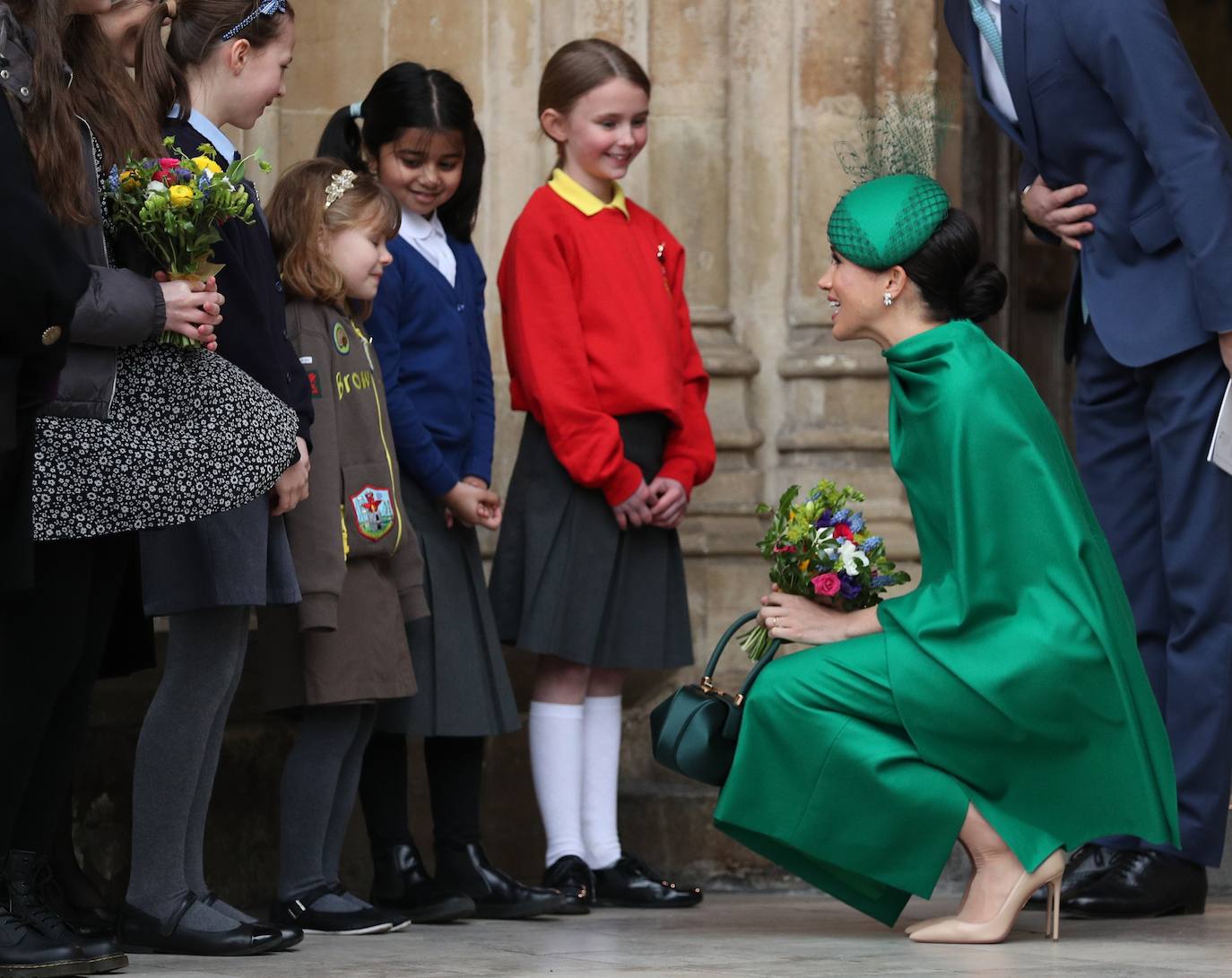 Relajados y sonrientes, el duque y la duquesa de Sussex hicieron este lunes su última aparición como miembros de la realeza británica, acompañando a la reina Isabel II en un oficio religioso en Londres, antes de dar el salto a su nueva vida. Ambos asistieron junto a los otros miembros de la familia real a una misa la Abadía de Westminster con motivo del día de la Mancomunidad británica.