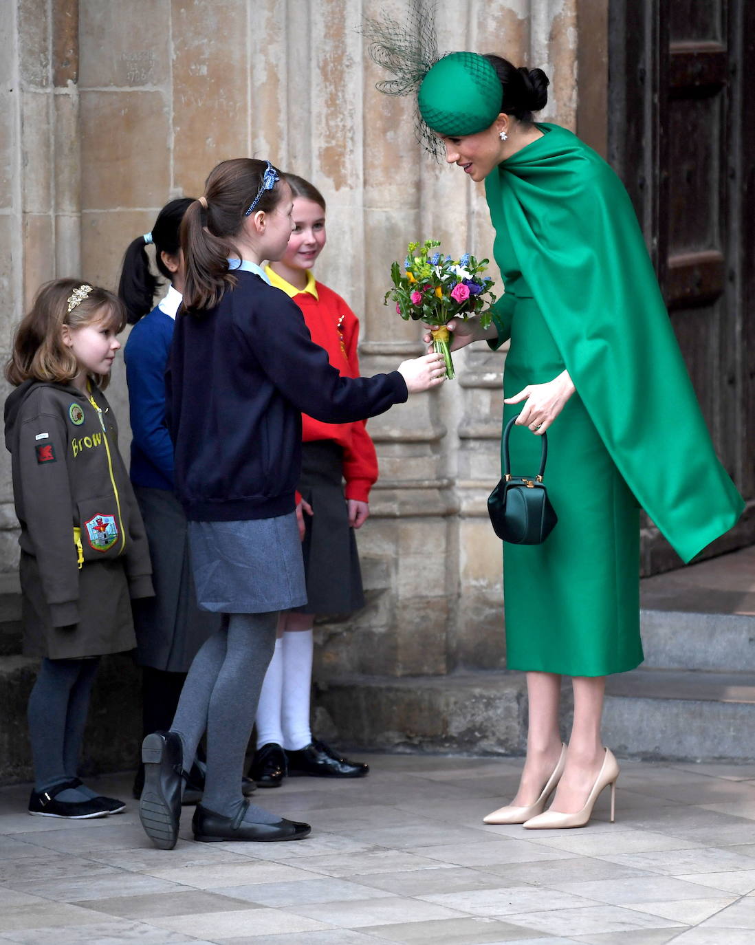 Relajados y sonrientes, el duque y la duquesa de Sussex hicieron este lunes su última aparición como miembros de la realeza británica, acompañando a la reina Isabel II en un oficio religioso en Londres, antes de dar el salto a su nueva vida. Ambos asistieron junto a los otros miembros de la familia real a una misa la Abadía de Westminster con motivo del día de la Mancomunidad británica.