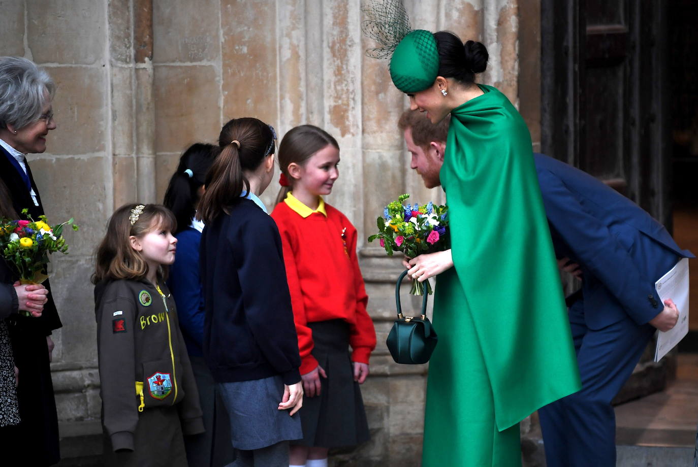 Relajados y sonrientes, el duque y la duquesa de Sussex hicieron este lunes su última aparición como miembros de la realeza británica, acompañando a la reina Isabel II en un oficio religioso en Londres, antes de dar el salto a su nueva vida. Ambos asistieron junto a los otros miembros de la familia real a una misa la Abadía de Westminster con motivo del día de la Mancomunidad británica.